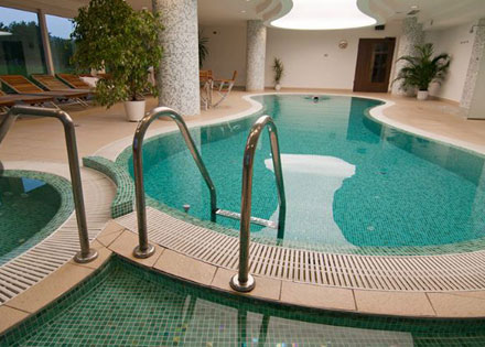 Wellness és kikapcsolódás - 3 nap, 2 éj 2 főre, félpanzióval + masszázs kuponnal, bowlingozással Zsámbékon