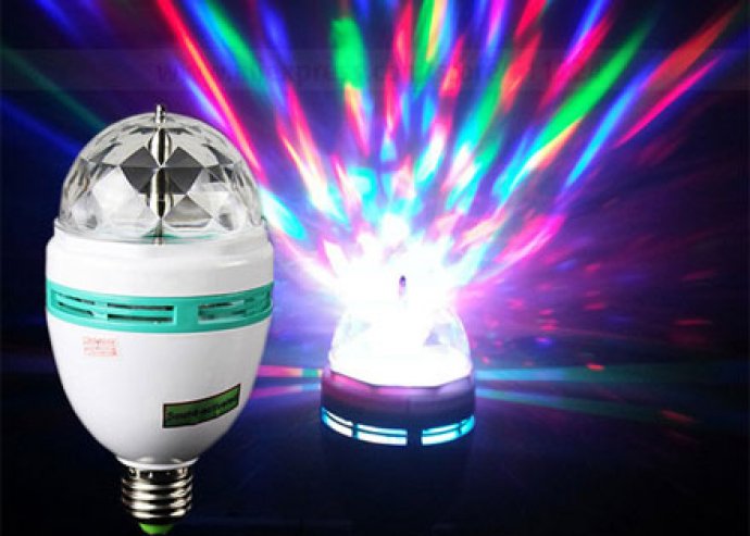 Különleges diszkóhangulat otthonodban - forgó, 3 színben világító, színes LED izzó