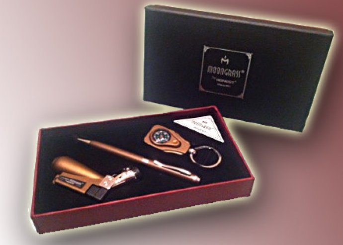 3-részes dekoratív ajándék szett tollal, szivargyújtóval és iránytűs kulcstartóval, díszdobozban