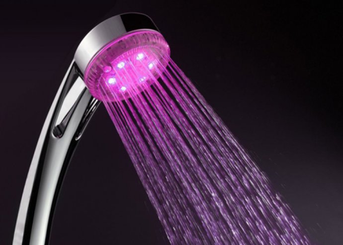 Könnyen felszerelhető és rendkívül stílusos, színváltós LED-es zuhanyfej