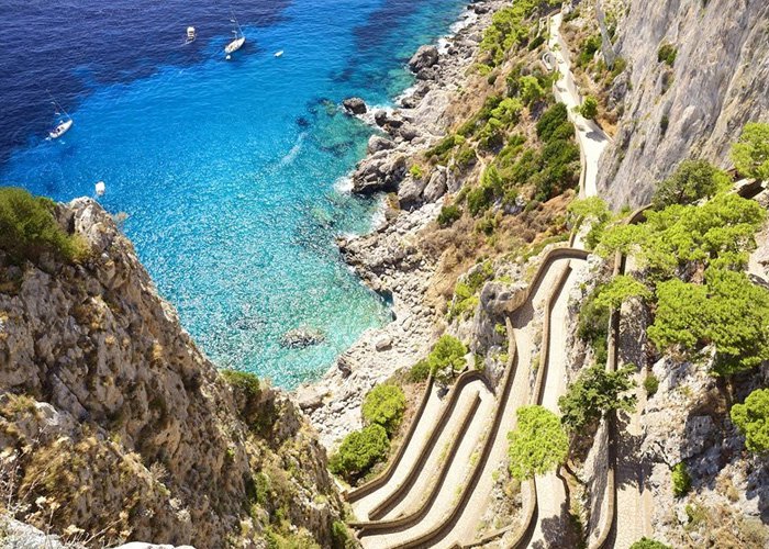 5 napos kirándulás az olaszországi Amalfi-partvidéken, Nápolyban, Capri és Sorrento szigetén, repülőjeggyel, félpanzióval, transzferrel, idegenvezetéssel
