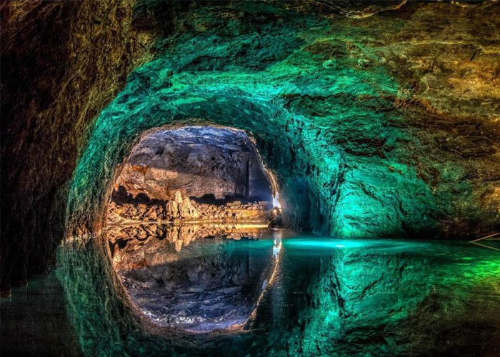 Kalandozás a Seegrotte tavas barlangban és a Schönbrunni Állatkertben – 1 napos buszos utazás