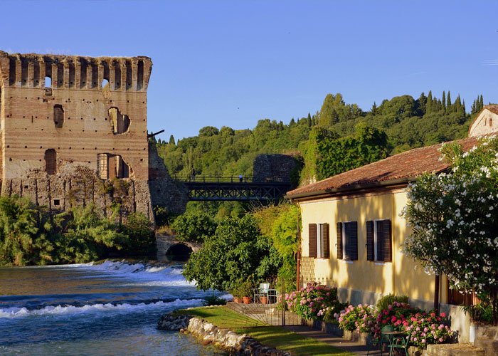 4 napos kirándulás a Garda-tónál tulipánvirágzáskor, busszal, reggelivel, 3*-os szállással, idegenvezetéssel
