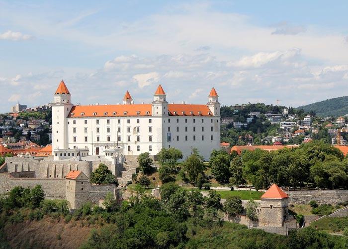 3 napos kirándulás&nbsp;Pozsonyba, Prágába és Bécsbe, buszos utazással, reggelivel, programokkal és idegenvezetéssel
