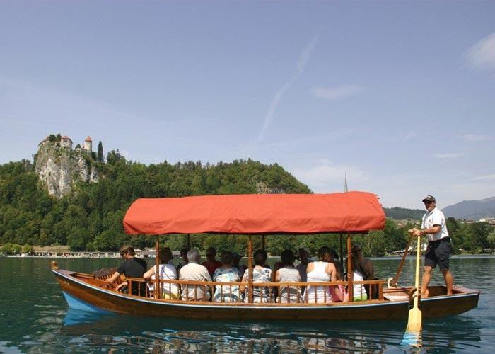 6 napos kirándulás Szlovéniában, buszos utazással, reggelivel, 3*-os szállodában, programokkal, idegenvezetéssel – vár a Bledi-tó, a Vintgar-szurdok és más mesés tájak
