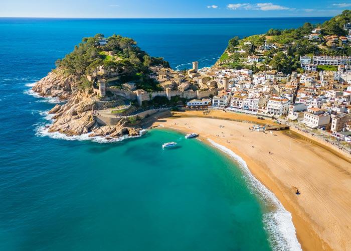 Csillagtúrák és tengerparti pihenés Costa Braván, buszos utazással, 3*-os szállással, félpanzióval/reggelivel

