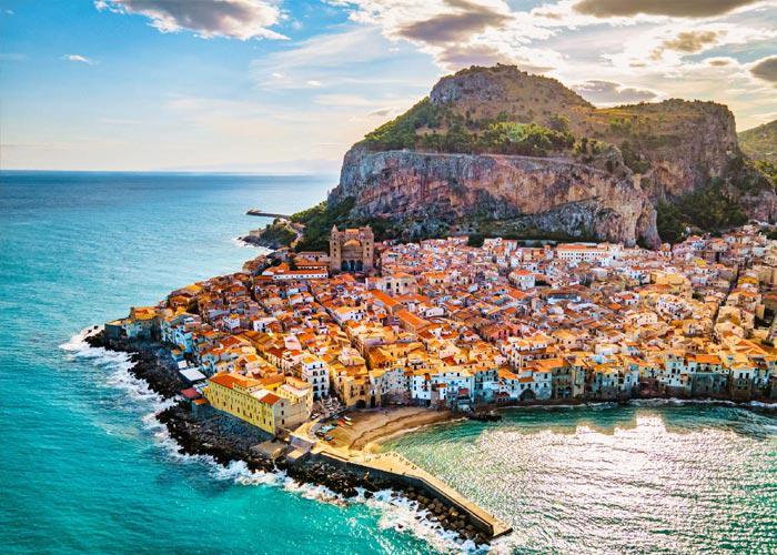 8 napos kirándulás Szicíliában, repülőjeggyel, illetékkel, reggelivel, városnézésekkel, idegenvezetéssel – vár az Etna, a vulkanikus Lipari-szigetek, Palermo és Siracusa
