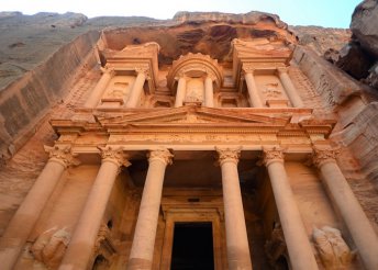 8 napos kirándulás Jordánia egzotikus tájain és történelmi városaiban, repülőjeggyel, illetékkel, 4*-os szállásokkal, félpanzióval, programokkal és belépőkkel, idegenvezetéssel
