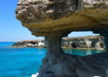 4 napos tavaszköszöntő hétvége Cipruson, repülőjeggyel, illetékkel, 3*-os szállással, félpanzióval, idegenvezetéssel
