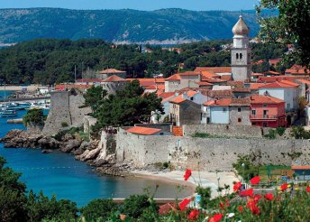 1 napos strandolás az Adriai-tenger partján, Krk-szigeten, Krk városkájában, buszos utazással

