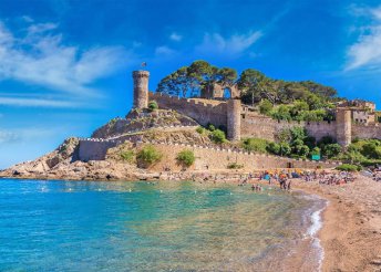 6 napos nyaralás Costa Braván, repülőjeggyel, illetékkel, félpanzióval, 4*-os szállással
