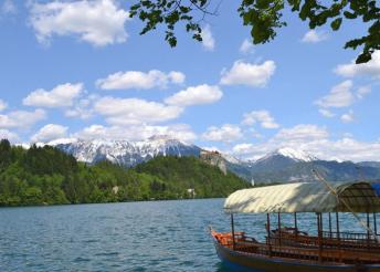 8 napos kirándulás Szlovéniában, busszal, reggelivel, 3*-os szállással, idegenvezetéssel – vár a Bledi-tó, a Postojna-cseppkőbarlang és a Vintgar-szurdok
