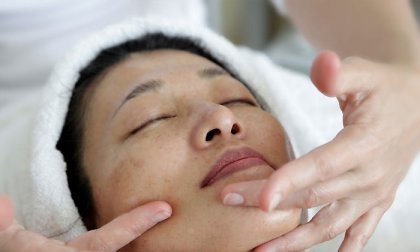 30 perces arc-, nyak-, dekoltázs- és vállmasszázs hatóanyaggal a budai Relax Spa szalonban