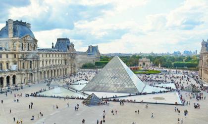 Vár Párizs, a szerelem és a fények városa